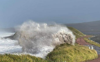 Vagues défrelantes sur l'isthme de Miquelon-Langlade
