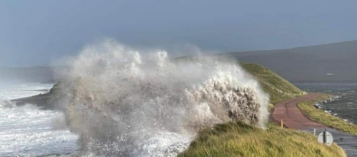 Vagues défrelantes sur l'isthme de Miquelon-Langlade