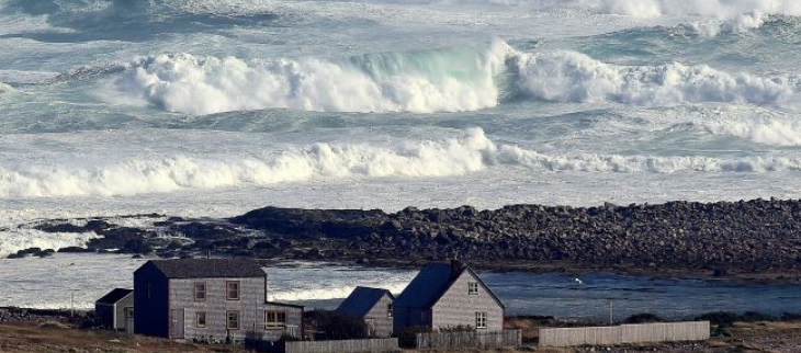 Vagues au Sud de l'ile aux marins.   (Photo:  Pascal Carrere)