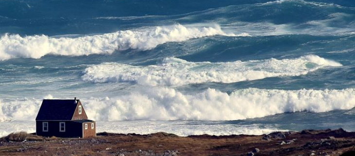 Vagues au Sud de l'ile aux marins.   (Photo:  Pascal Carrere)